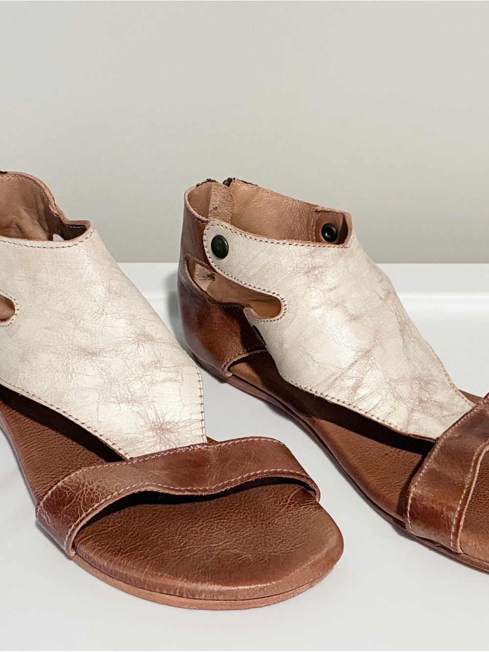BED STU Sosa Women’s Two-Tone Leather Sandals in Brown and Cream 8